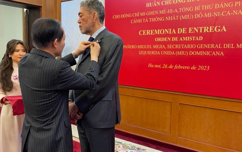 Gobierno de Vietnam condecora a Miguel Mejía con Orden de la Amistad