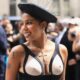 Así llegó Tokischa al desfile de Jean Paul Gaultier