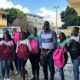 El candidato a diputado por el PHD, Amauris Fabián, junto a estudiantes a quienes entregó útiles escolares.