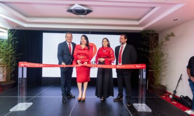 Corte de cinta formalizando la apertura de la sede de Grabo Estilo en Santiago.