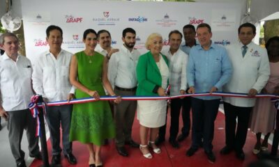 La primera dama Raquel Arbaje hace el corte de cinta para dejar inaugurado el parqueo.