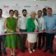 La primera dama Raquel Arbaje hace el corte de cinta para dejar inaugurado el parqueo.