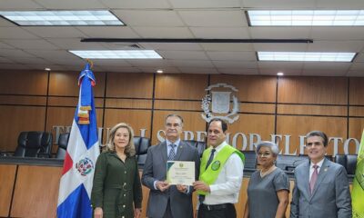 El licenciado Miguel García, recibe el certificado.