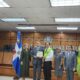 El licenciado Miguel García, recibe el certificado.