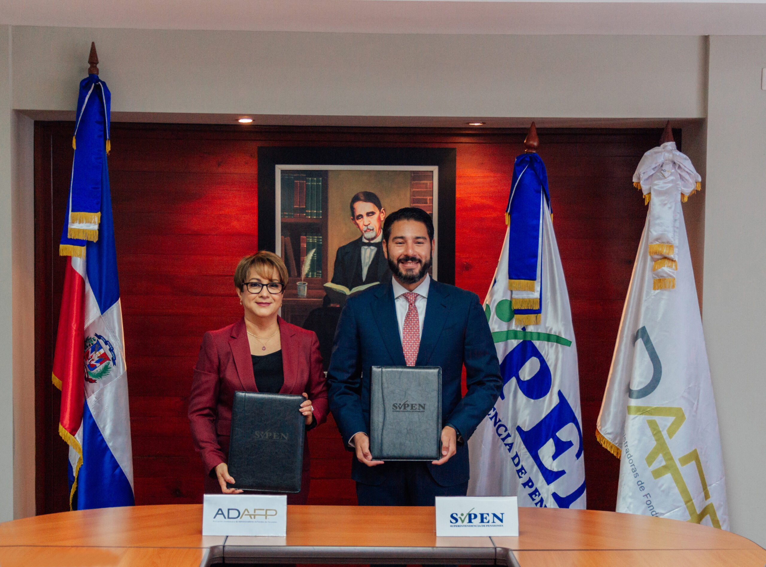 Kirsis Jáquez, presidenta ejecutiva Asociación Dominicana de Administradoras de Fondos de Pensiones y Francisco A. Torres, superintendente de Pensiones