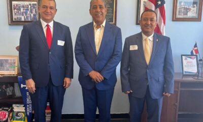 El presidente de la JCE, Román Andrés Jáquez Liranzo; el congresista Adriano Espaillat, y el director del Voto en el Exterior, Well Sepúlveda.