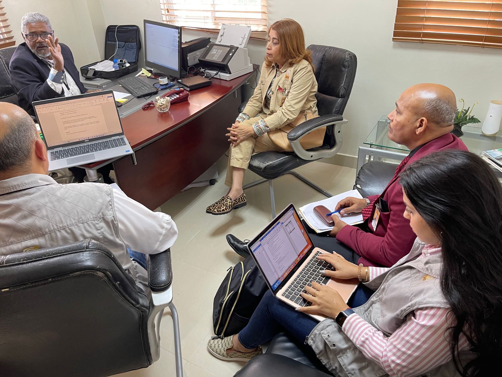 La doctora Margarita Dolores Fernández en la visita de trabajo que realizó a la Junta Electoral de Fantino.