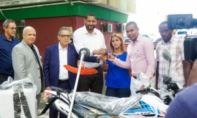 El director general de la DGDC, Eléxido Paula, hace entrega del donativo al Centro de Capacitación Integral La Hispaniola (CDI).