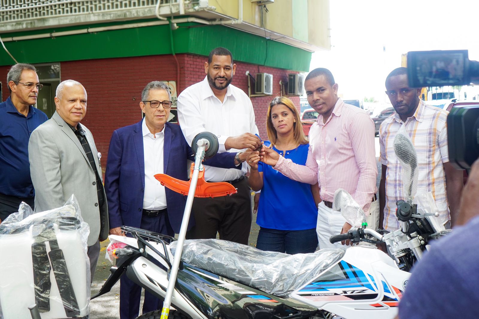 El director general de la DGDC, Eléxido Paula, hace entrega del donativo al Centro de Capacitación Integral La Hispaniola (CDI).