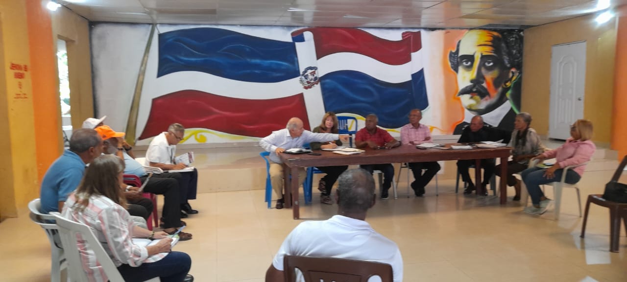 Reunión del Comité de Apoyo a la Feria EcoturÍstica y de Producción y los representantes de la Fundación Ciencia y Arte, Inc., en El Cercado.