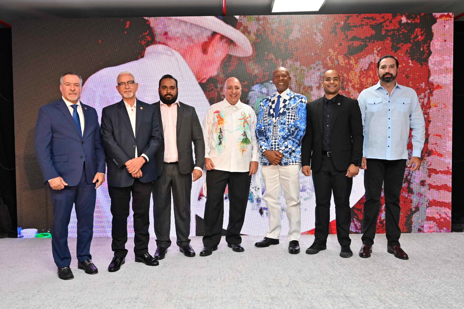 Desde la izquierda, el cónsul dominicano en New Jersey, Angel Pichardo; Wilson Rodríguez, Mijail Peralta, Mariano Hernández, Juan Francisco Vásquez (Juampa), Rey Andújar y Luis Miñoso.