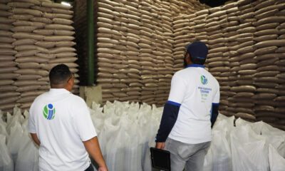 Inspectores de Pro Consumidor en uno de los almacenes intervenidos por la institución.