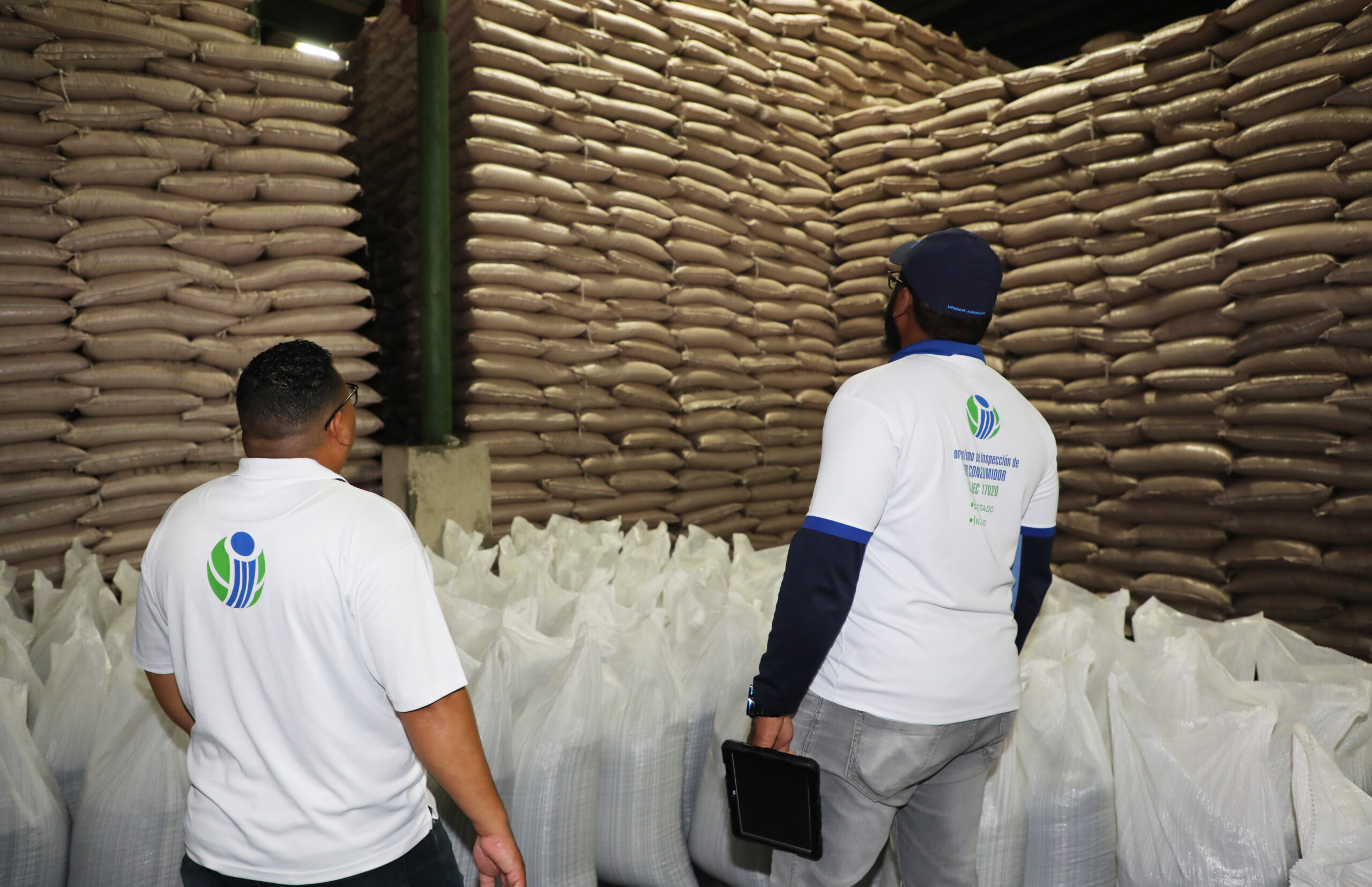 Inspectores de Pro Consumidor en uno de los almacenes intervenidos por la institución.