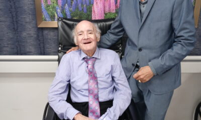 New El periodista Fernando Campos, fundador-presidente de la ACE, mientras era visitado por su colega Adalberto Dominguez, expresidente de Acroarte, filial Nueva York, en el Glen Island Center For Nursing & Rehabilitation.
