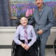 New El periodista Fernando Campos, fundador-presidente de la ACE, mientras era visitado por su colega Adalberto Dominguez, expresidente de Acroarte, filial Nueva York, en el Glen Island Center For Nursing & Rehabilitation.
