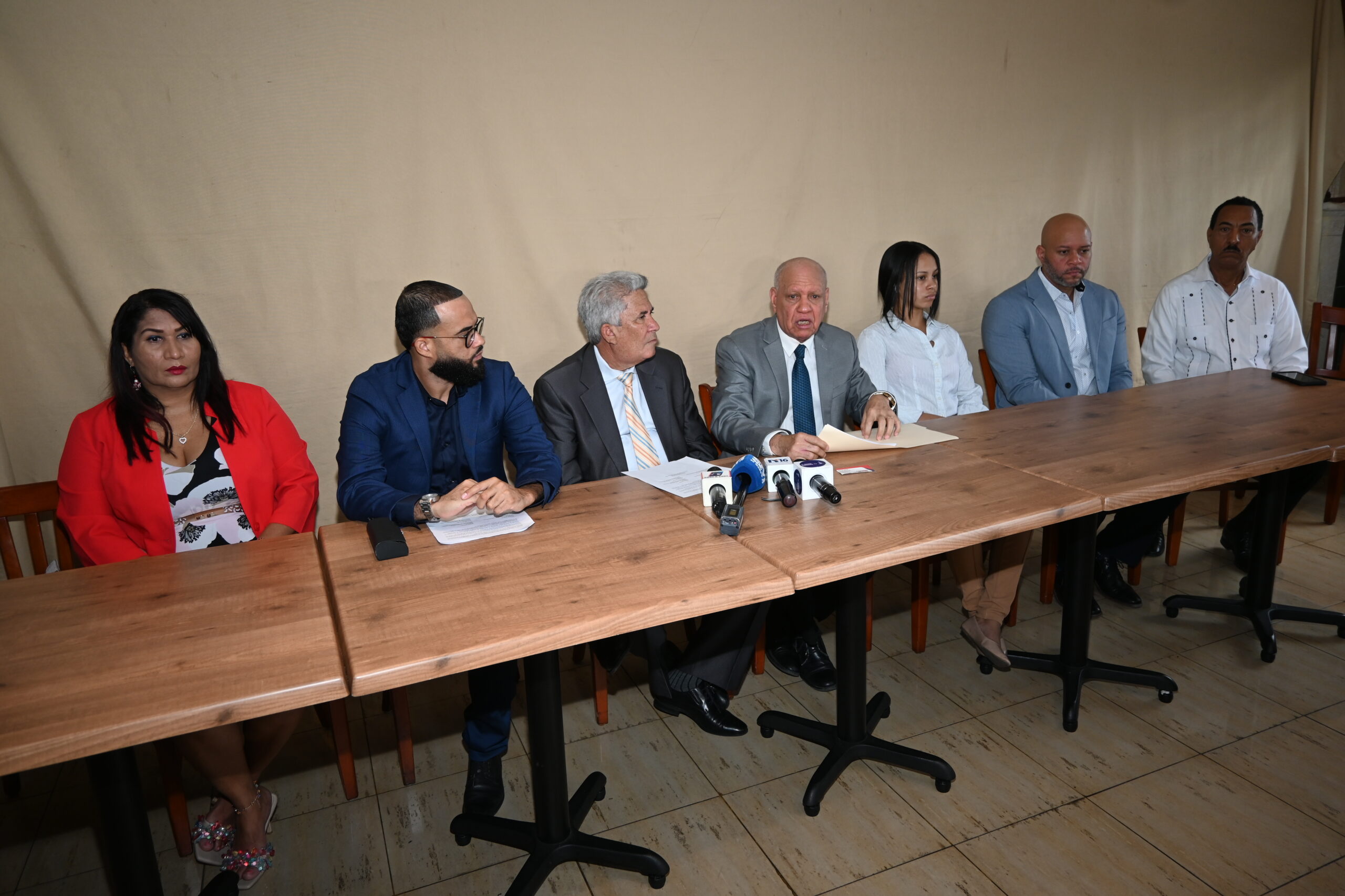 En la rueda de prensa participaron los dirigentes comerciales Martina Ventura, Luis Manuel Mejía Miguel Taveras, Agustín Peñaló, Julio Peguero, Amaury Peñaló y Melani Rodríguez.