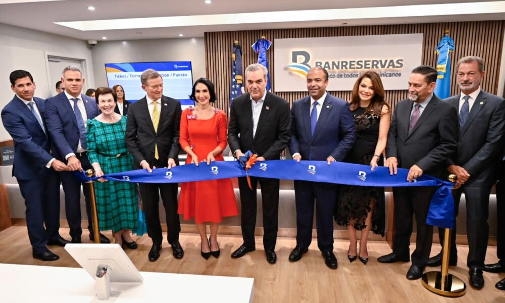 El presidente Luis Abinader corta la cinta inaugural de la Oficina de Representación de Banreservas en Nueva York, acompañado por la primera dama Raquel Arbaje; Samuel Pereyra, administrador general de la institución financiera; Noelia García de Pereyra, presidenta del Voluntariado Banreservas; Sonia Guzmán, embajadora dominicana en Estados Unidos; Roberto Álvarez, ministro de Relaciones Exteriores; y Eligio Jáquez, cónsul general en la ciudad de Nueva York.