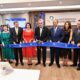 El presidente Luis Abinader corta la cinta inaugural de la Oficina de Representación de Banreservas en Nueva York, acompañado por la primera dama Raquel Arbaje; Samuel Pereyra, administrador general de la institución financiera; Noelia García de Pereyra, presidenta del Voluntariado Banreservas; Sonia Guzmán, embajadora dominicana en Estados Unidos; Roberto Álvarez, ministro de Relaciones Exteriores; y Eligio Jáquez, cónsul general en la ciudad de Nueva York.