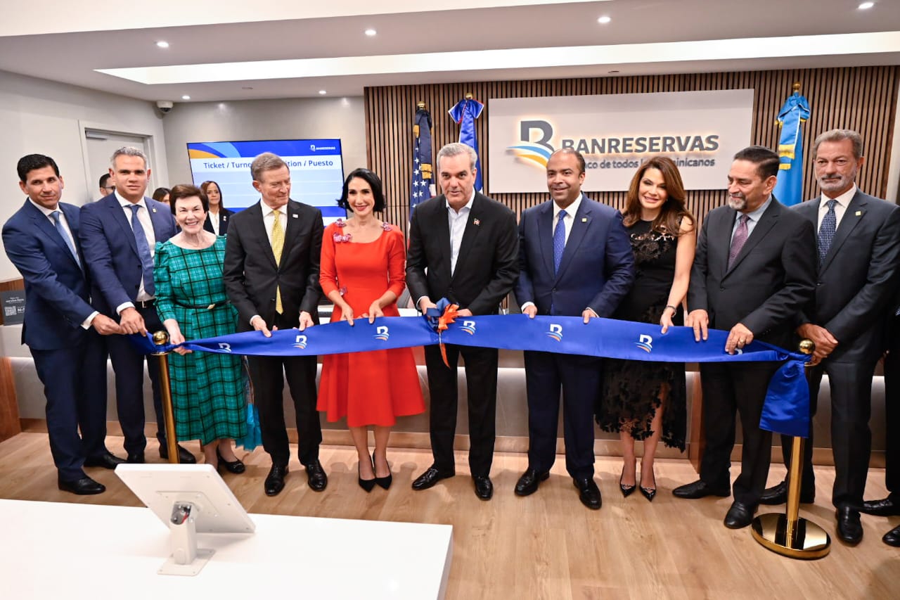 El presidente Luis Abinader corta la cinta inaugural de la Oficina de Representación de Banreservas en Nueva York, acompañado por la primera dama Raquel Arbaje; Samuel Pereyra, administrador general de la institución financiera; Noelia García de Pereyra, presidenta del Voluntariado Banreservas; Sonia Guzmán, embajadora dominicana en Estados Unidos; Roberto Álvarez, ministro de Relaciones Exteriores; y Eligio Jáquez, cónsul general en la ciudad de Nueva York.