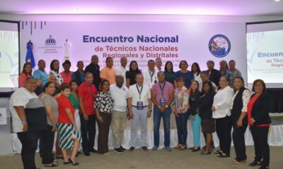 Técnicos del Eje Metropolitano de Educación, junto a autoridades.