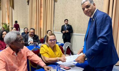 El diputado Ramón Emilio Goris en momento en que inscribe su candidatura a la presidencia del PARLACEN.