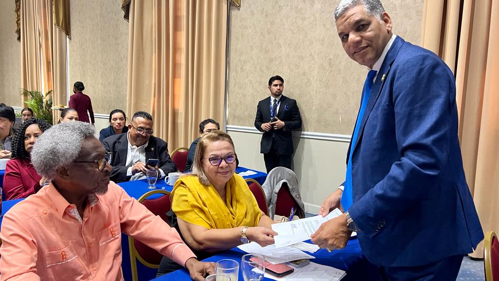 El diputado Ramón Emilio Goris en momento en que inscribe su candidatura a la presidencia del PARLACEN.