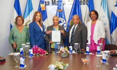 La presidenta de la Comisión de la Mujer, Niñez, Juventud y Familia del PARLACEN, Silvia García, entrega, junto a los también diputados Eduardo Rey Guerrero y Xiomara Guante, y la presidenta del Foro de Mujeres de Partidos políticos de la República Dominicana, doctora María Rosa Belliard, el certificado de reconocimiento a la licenciada Guadalupe Valdez.
