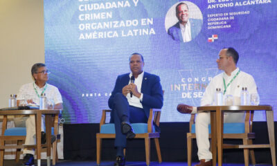 El doctor Eddy Alcántara (centro) durante su ponencia en el VI Congreso Internacional de Seguridad 2023, realizado en Punta Cana.