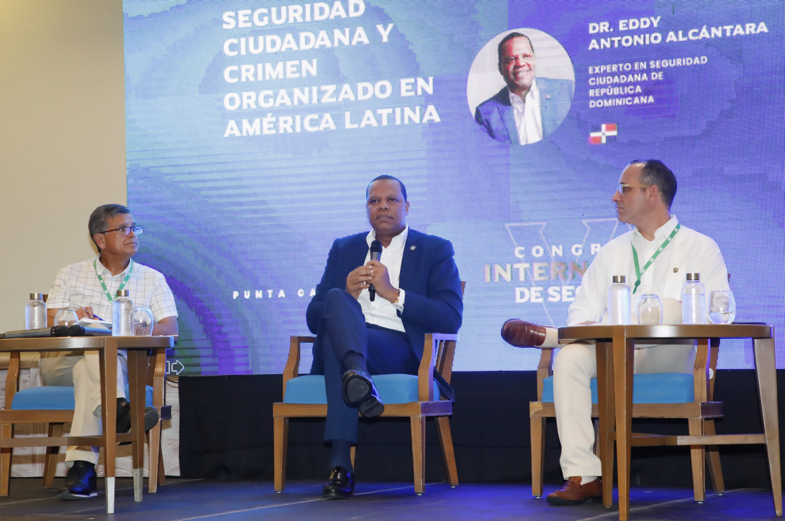 El doctor Eddy Alcántara (centro) durante su ponencia en el VI Congreso Internacional de Seguridad 2023, realizado en Punta Cana.