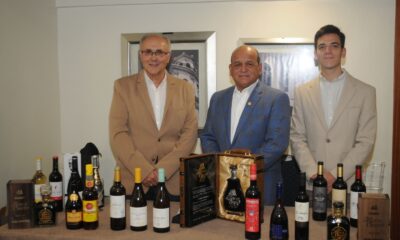 Rafael Delgado, Iván de Jesús García y Rafael Jaén junto a la variedad de vinos producidos por Bodegas Pérez Barquero en España.