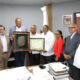 El director de Pro Consumidor, Eddy Alcántara, momento en que recibe las placas de reconocimiento por parte de los comerciantes.