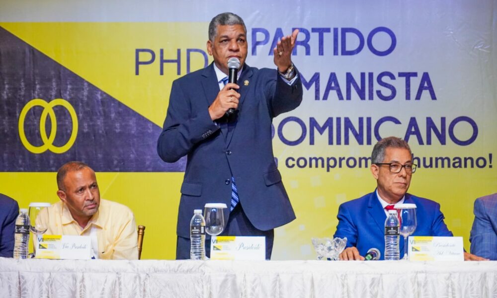 El presidente del PHD, Ramón Emilio Goris, habla en la asamblea.