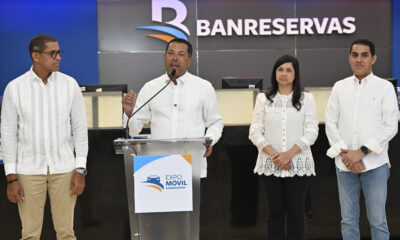El subadministrador de Negocios de Banreservas, Ysidro García, revela que los financiamientos en Expomóvil 2023 superaron los RD$7,000 millones. Lo acompañan Pablo de la Rosa, director general de Negocios Personales; Patricia Rivera, y Robinson Portorreal, director senior de Gestión de Negocios Personales.