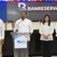 El subadministrador de Negocios de Banreservas, Ysidro García, revela que los financiamientos en Expomóvil 2023 superaron los RD$7,000 millones. Lo acompañan Pablo de la Rosa, director general de Negocios Personales; Patricia Rivera, y Robinson Portorreal, director senior de Gestión de Negocios Personales.