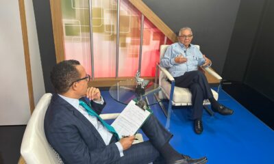 Arismendi Díaz Santana durante la entrevista con el periodista Héctor Herrera Cabral en el programa D`AGENDA.