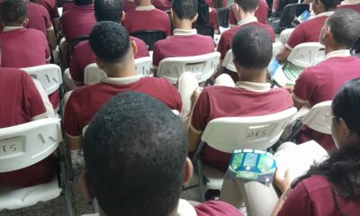 La Orientadora Milorka Vásquez habla a estudiantes del Liceo Domingo Faustino Sarmiento sobre los derechos del consumidor.