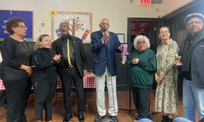 El presidente del Centro Cultural Ercilia Pepín, profesor Bienvenido Lara Flores, junto a Carmen Rojas, da la bienvenida a los asistentes a la disertación sobre “Rol de los Clubes Dominicanos en Nueva York” ofrecida por Julio Ogando.