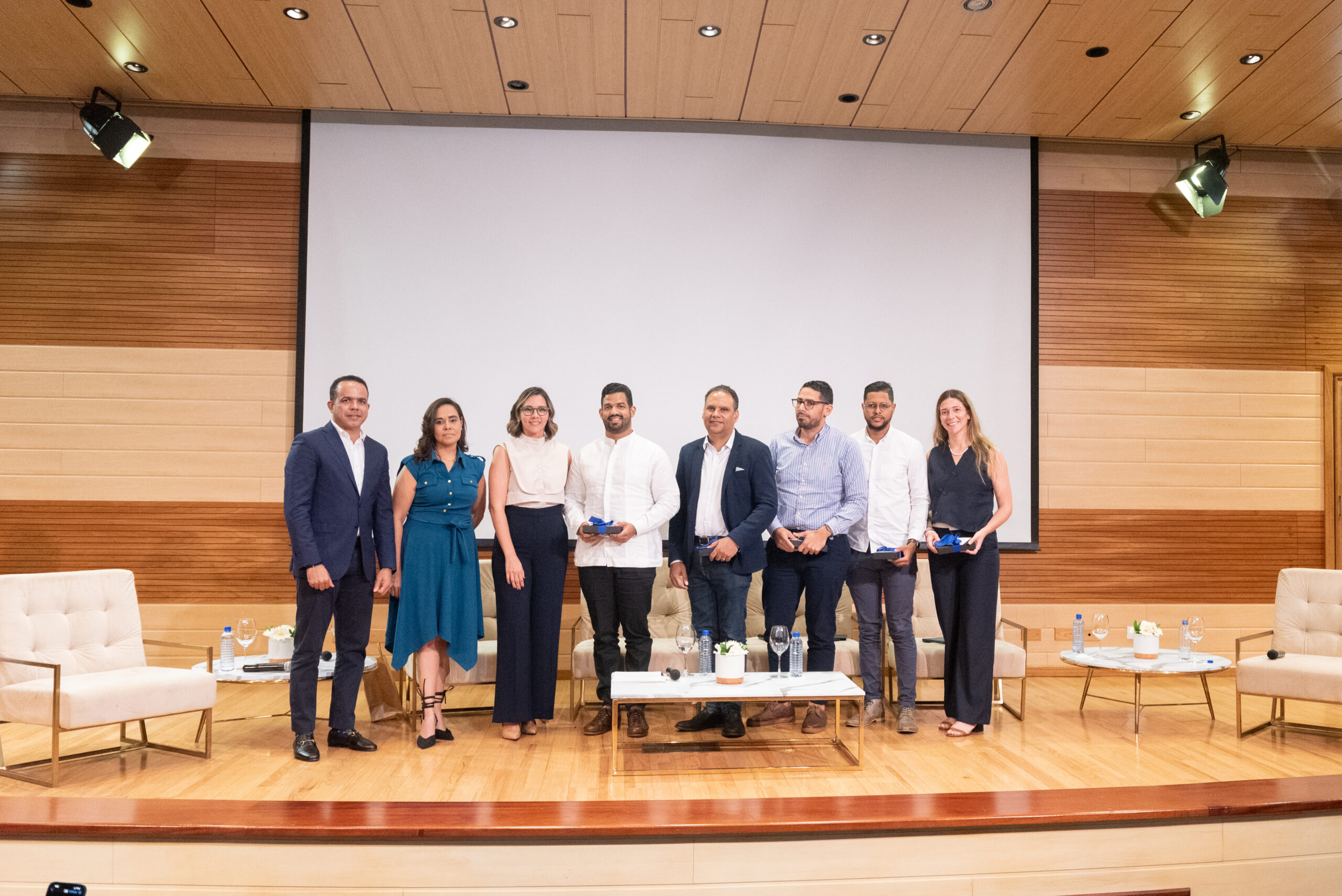 Panelistas y directivos de APROCOVICI.