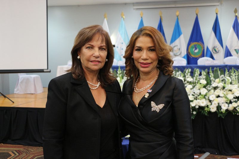 Peggy Cabral viuda de Peña Gómez, y la nueva presidenta del PARLACEN, Silvia García Polanco, en la ceremonia de juramentación celebrada en Guatemala.