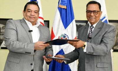 Los directores generales de la BNPHU y la ONDA, Rafael Peralta Romero y José Ruben Gonell Cosme, durante la forma del acuerdo.